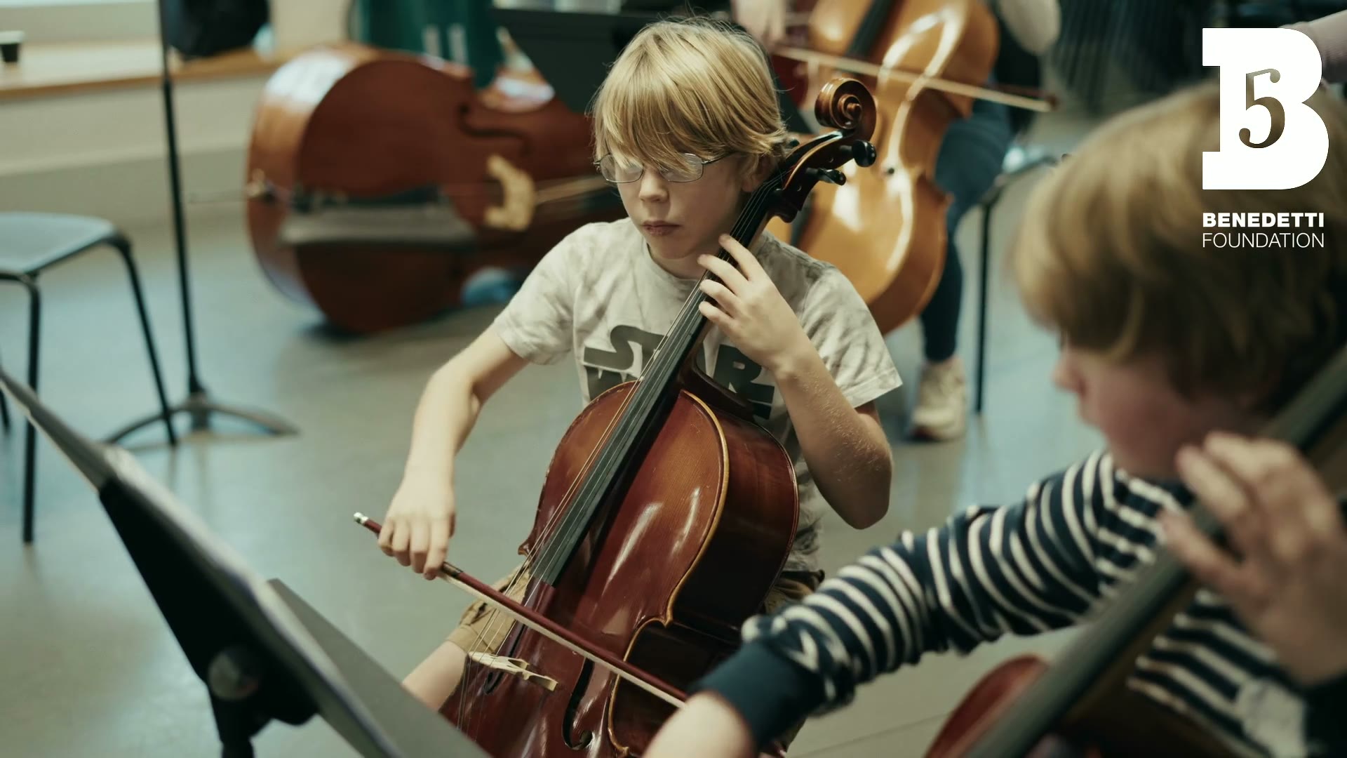 Young cellist taking part in a Benedetti Foundation session